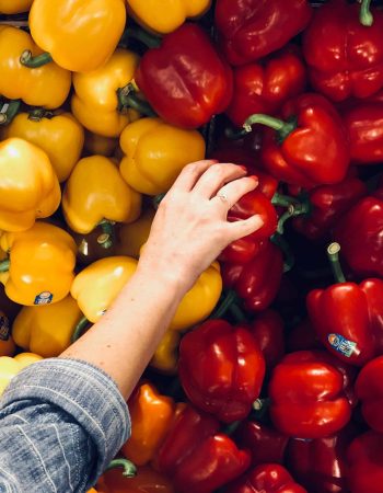 Auswahl frischer Paprika beim regionalen Einkauf